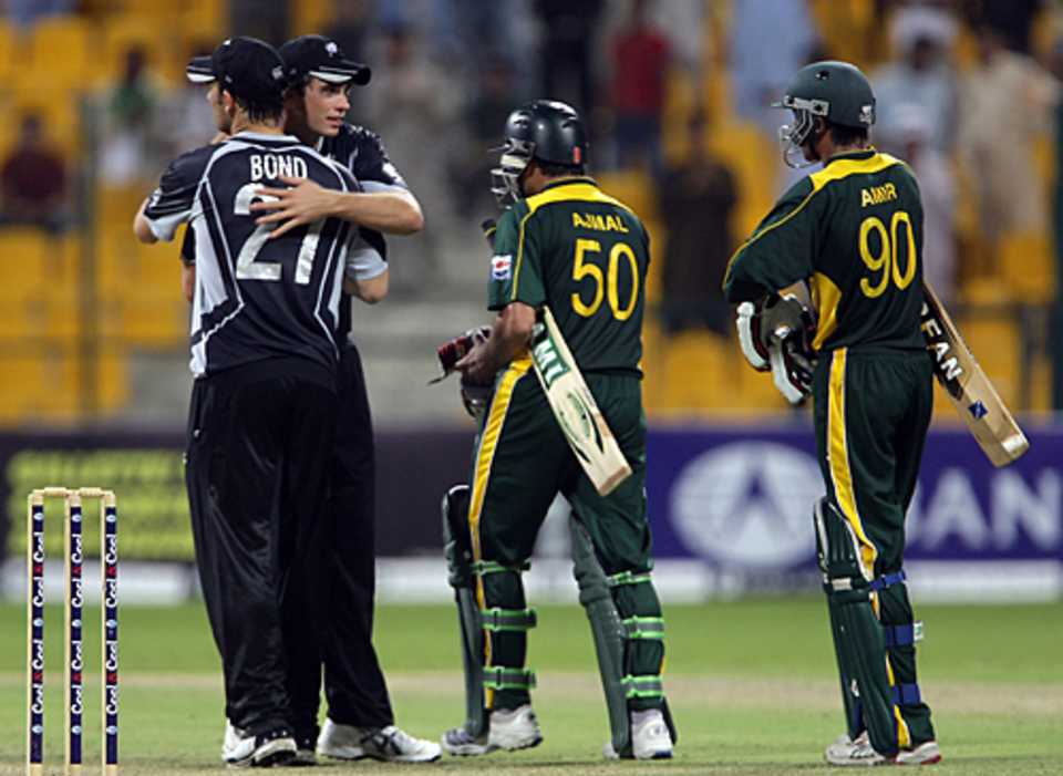 Tim Southee and Shane Bond celebrate, Saeed Ajmal and Mohammad Aamer trudge off, Pakistan v New Zealand, 3rd ODI, Abu Dhabi, November 9, 2009