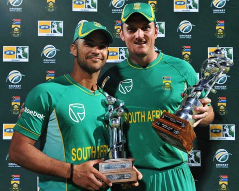 JP Duminy with his Man-of-the-Match award and Graeme Smith with the series trophy, South Africa v Zimbabwe, 2nd ODI, Centurion, November 10, 2009