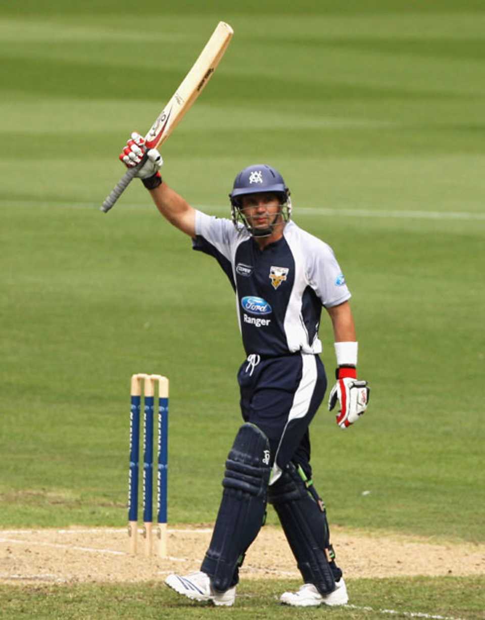 Brad Hodge takes the applause for his century, Victoria v Western Australia, Ford Ranger Cup, Melbourne, November 14, 2009
