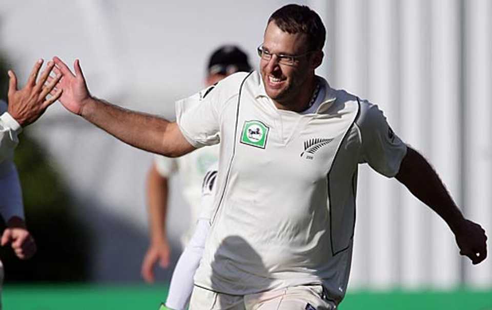 Daniel Vettori celebrates the last Pakistan wicket