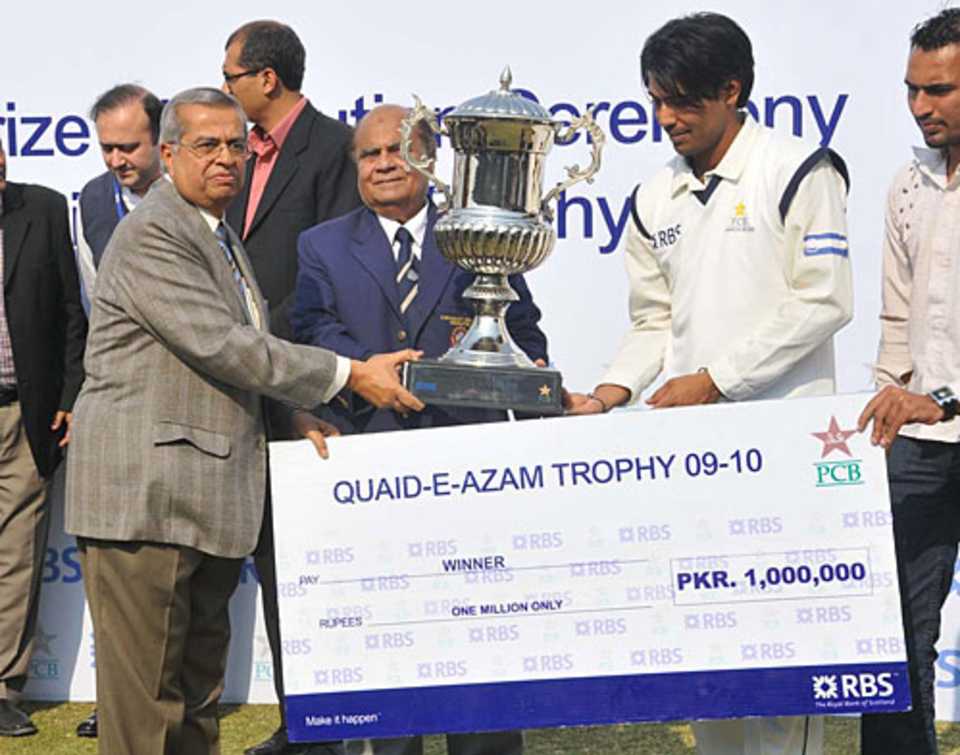 Karachi Blues captain Mohammad Sami with the Quaid-e-Azam Trophy and winner's cheque