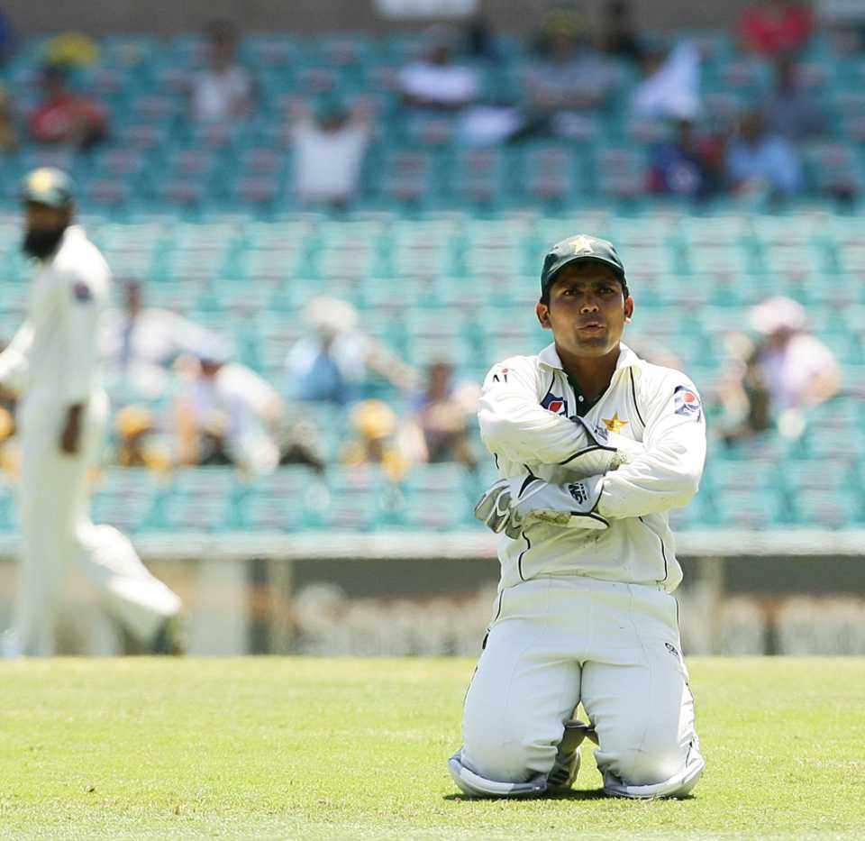 Kamran Akmal looks dejected after dropping Peter Siddle