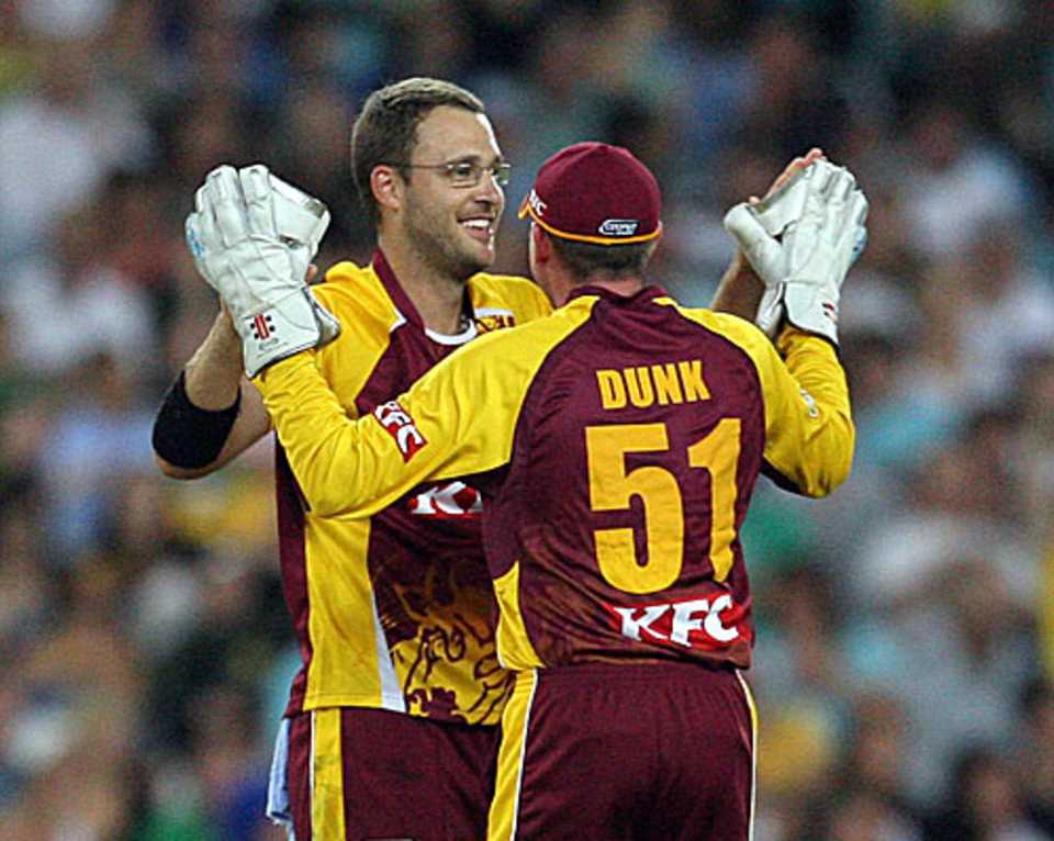 Daniel Vettori celebrates a strike with Ben Dunk