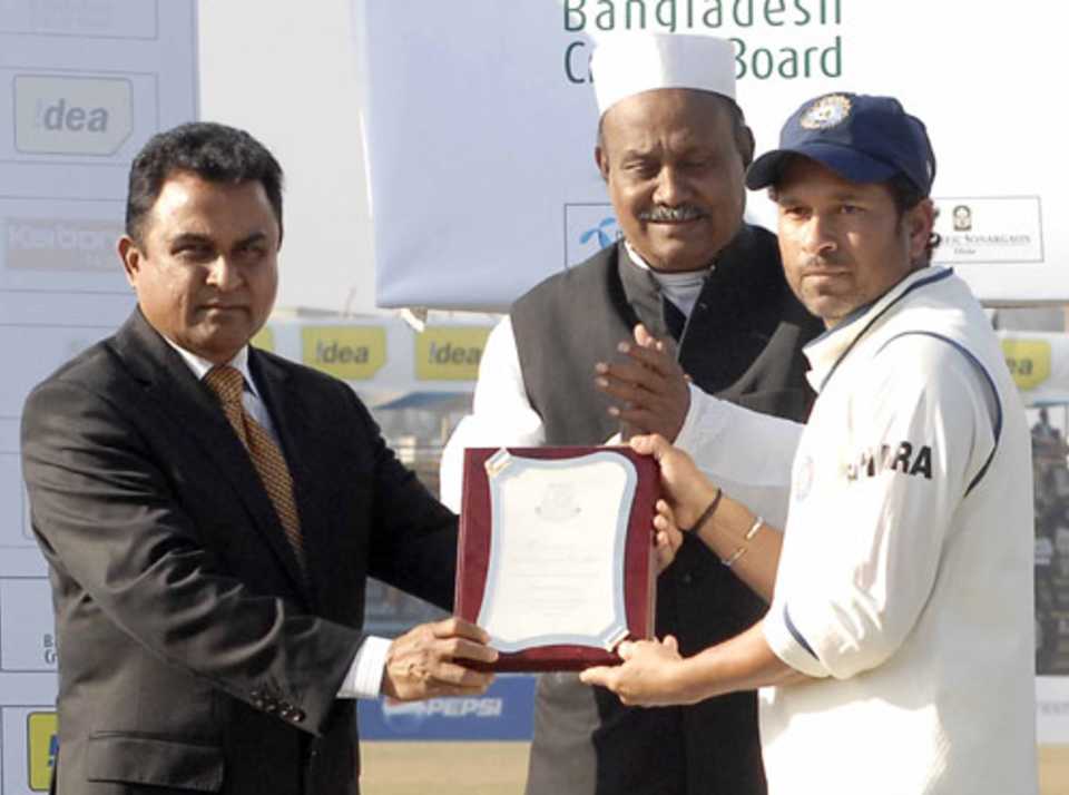 BCB President AHM Mustafa Kamal presents a memento to Sachin Tendulkar for becoming the first batsman to cross 13,000 runs in Test cricket, Bangladesh v India, 1st Test, Chittagong, 5th day, January 21, 2010 