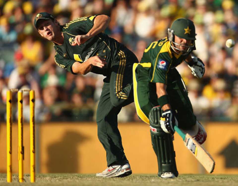 Fawad Alam makes his ground as Cameron White shies at the stumps, Australia v Pakistan, 4th ODI, Perth, 29 January, 2010
