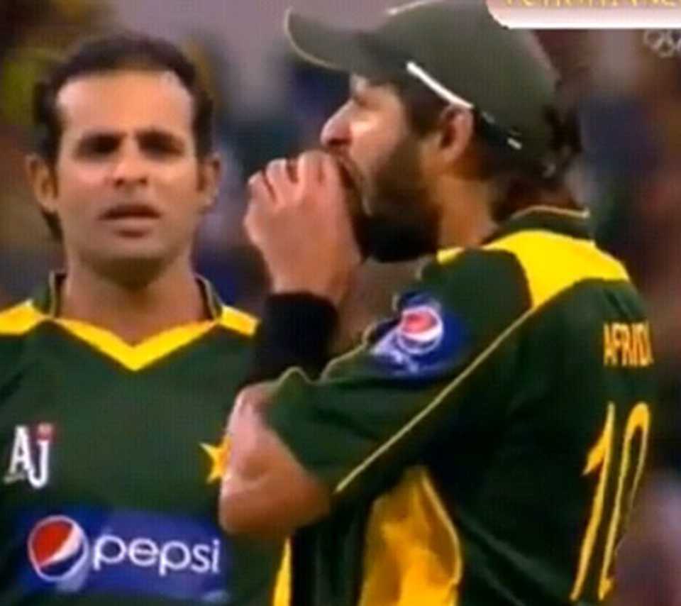 A screen grab of Shahid Afridi biting the ball, Australia v Pakistan, 5th ODI, Perth, January 31, 2010