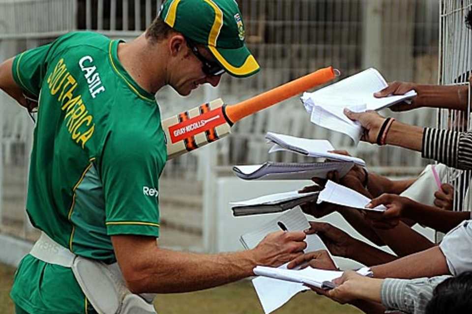 Ryan McLaren finds fans in Nagpur, Indian Board President's XI v South Africans, tour match, 2nd day, Nagpur, February 3, 2010