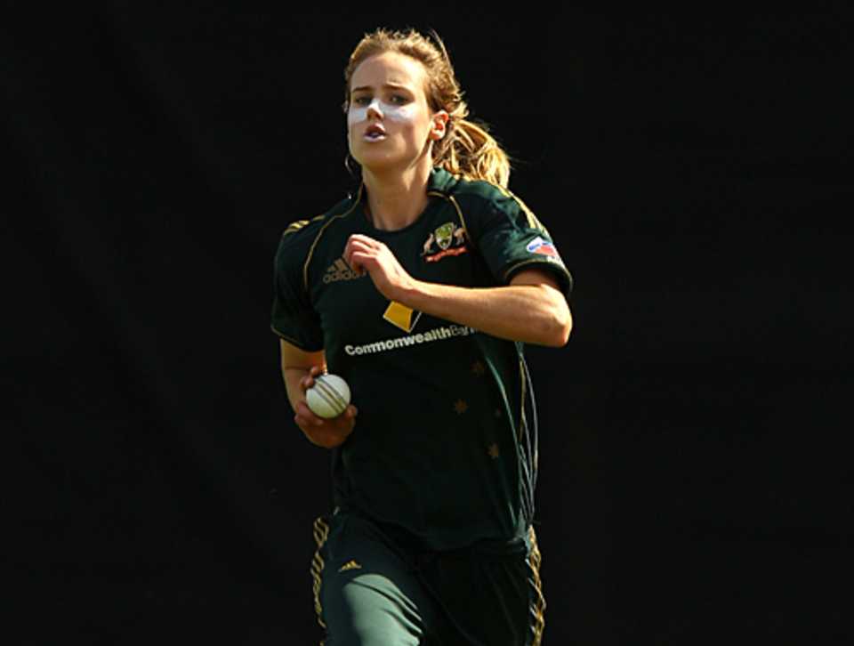 Ellyse Perry runs in to bowl