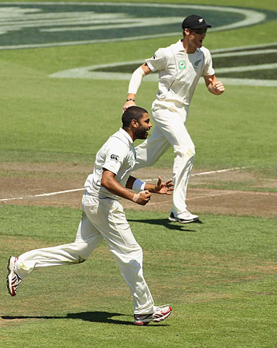 Jeetan Patel gets New Zealand a vital breakthrough, New Zealand v Bangladesh, only Test, Hamilton, 5th day, February 19, 2010