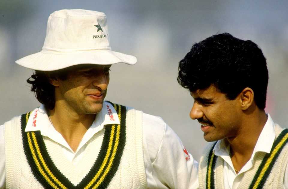 Wasim Akram and Waqar Younis chat, Pakistan v West Indies, 3rd Test, 1st day, December 6, 1990