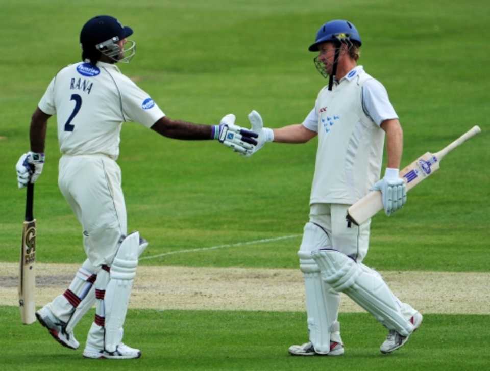Rana Naved and Murray Goodwin put on 164 for the eighth wicket against Leicestershire