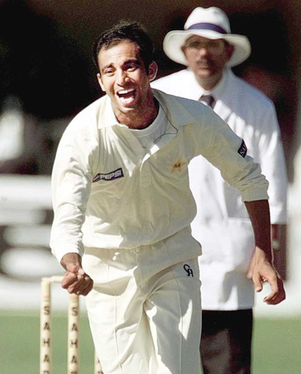Mohammad Zahid celebrates after dismissing Rahul Dravid, India v Pakistan, Sahara Cup, Toronto, September 16, 1999
