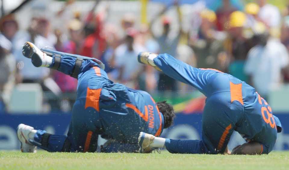 MS Dhoni and Yusuf Pathan synchronise their movements after colliding
