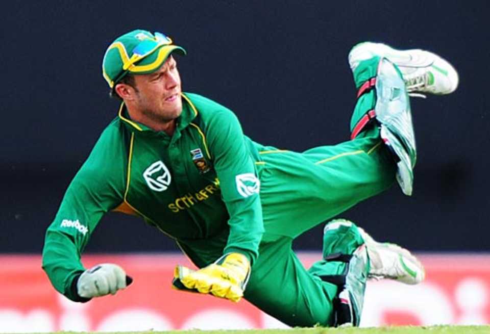 AB de Villiers throws at the stumps