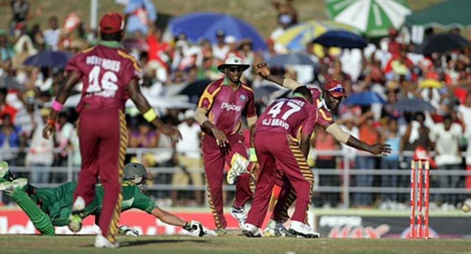Darren Sammy fails to run out AB de Villiers, West Indies v South Africa, 4th ODI, Dominica, May 30, 2010
