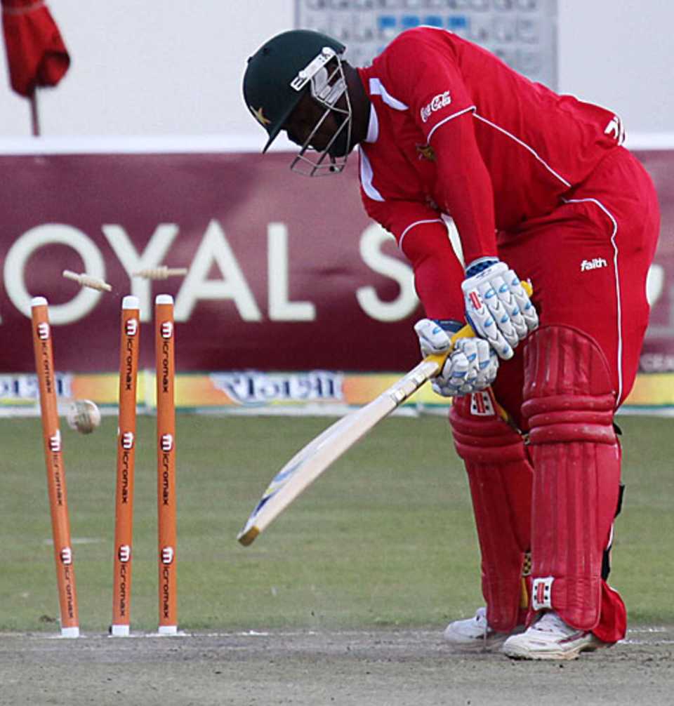 Prosper Utseya is yorked by Vinay Kumar, Zimbabwe v India, 1st Twenty20, Harare, June 12, 2010