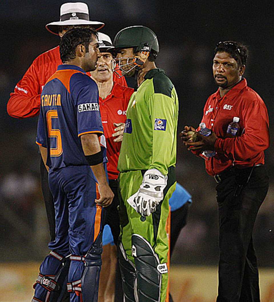 Gautam Gambhir and Kamran Akmal square off, India v Pakistan, 4th ODI, Asia Cup, Dambulla, June 19, 2010