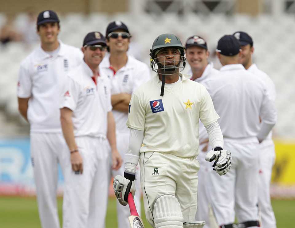 Imran Farhat began the Pakistan slide on the fourth morning when he edged James Anderson behind