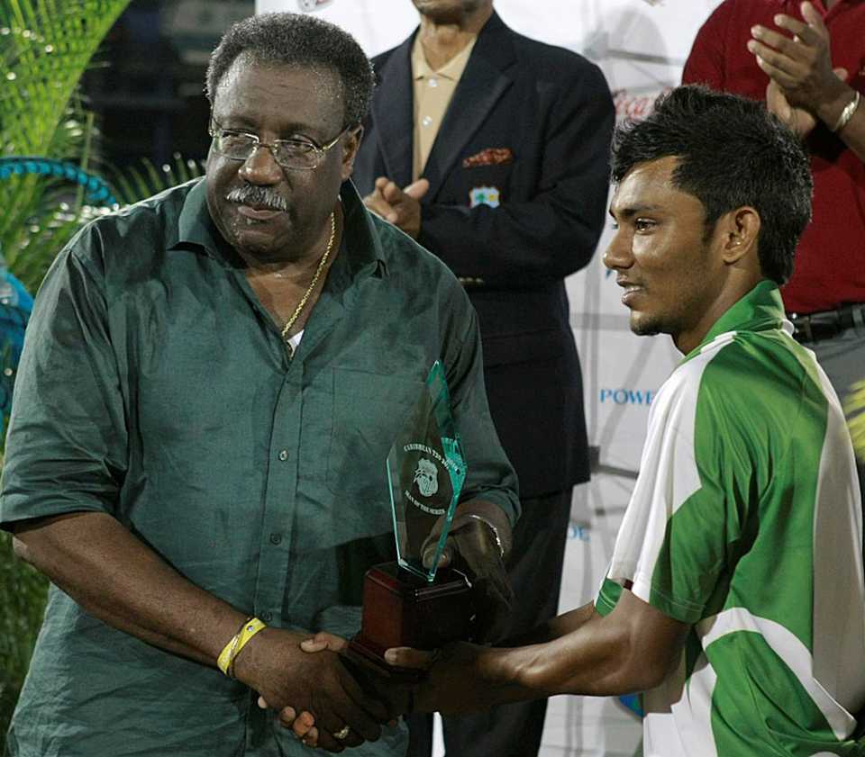 Devendra Bishoo receives the Man-of-the-Series award from Clive Lloyd
