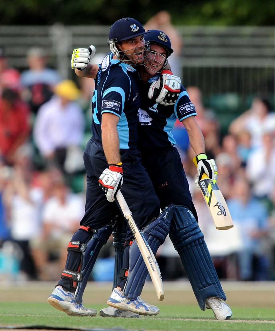 Michael Yardy and Andy Hodd shared an undefeated 113-run stand to ease Sussex to victory
