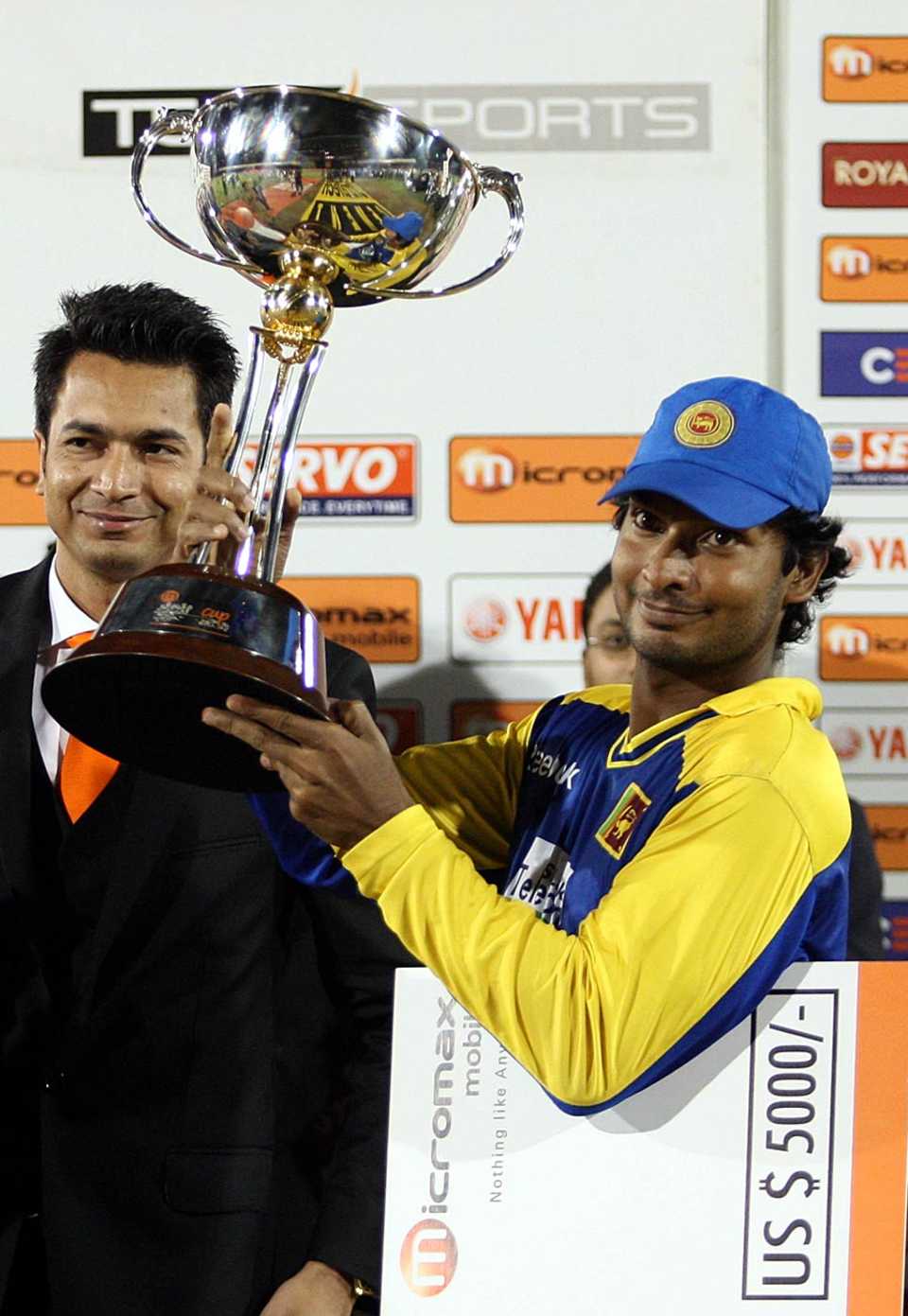Kumar Sangakkara with the series trophy, Sri Lanka v India, tri-series final, Dambulla, August 28, 2010