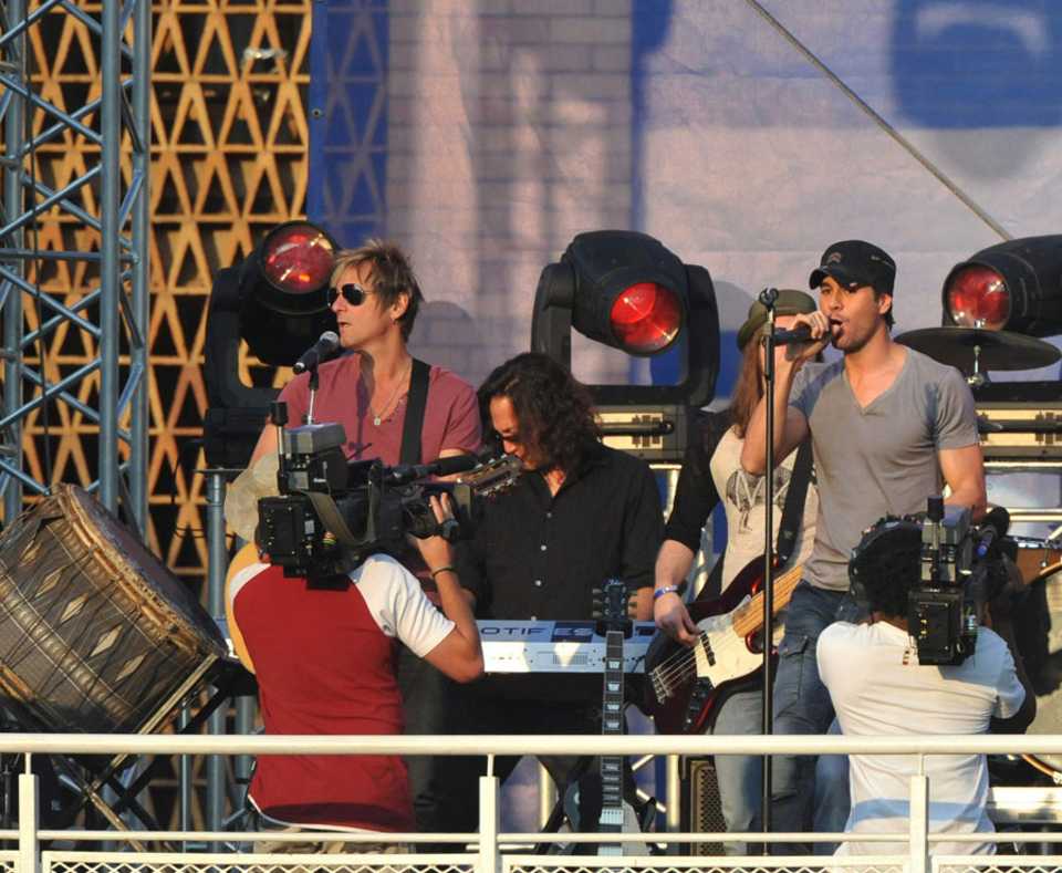 Enrique Iglesias performs before the start of the first match, Lions v Mumbai, Champions League Twenty20, Johannesburg, September 10, 2010