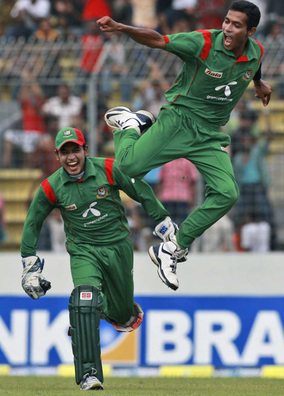 Shafiul Islam is delighted after getting Brendon McCullum, Bangladesh v New Zealand, 4th ODI, Mirpur, October 14, 2010