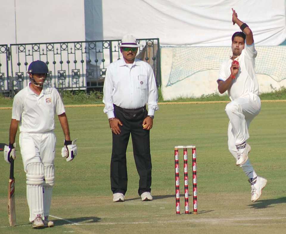 Vinay Kumar steams in during his five-wicket haul