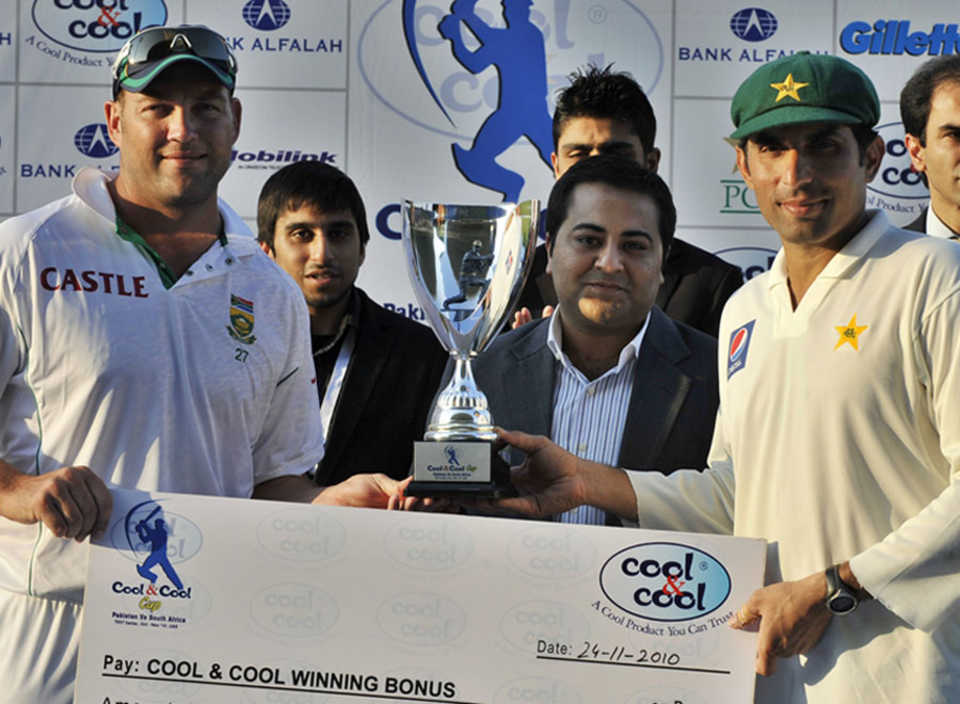 Misbah-ul-haq and Jacques Kallis share the winners cheque after drawing the series, Pakistan v South Africa, 2nd Test, Abu Dhabi, 5th day, November 24, 2010