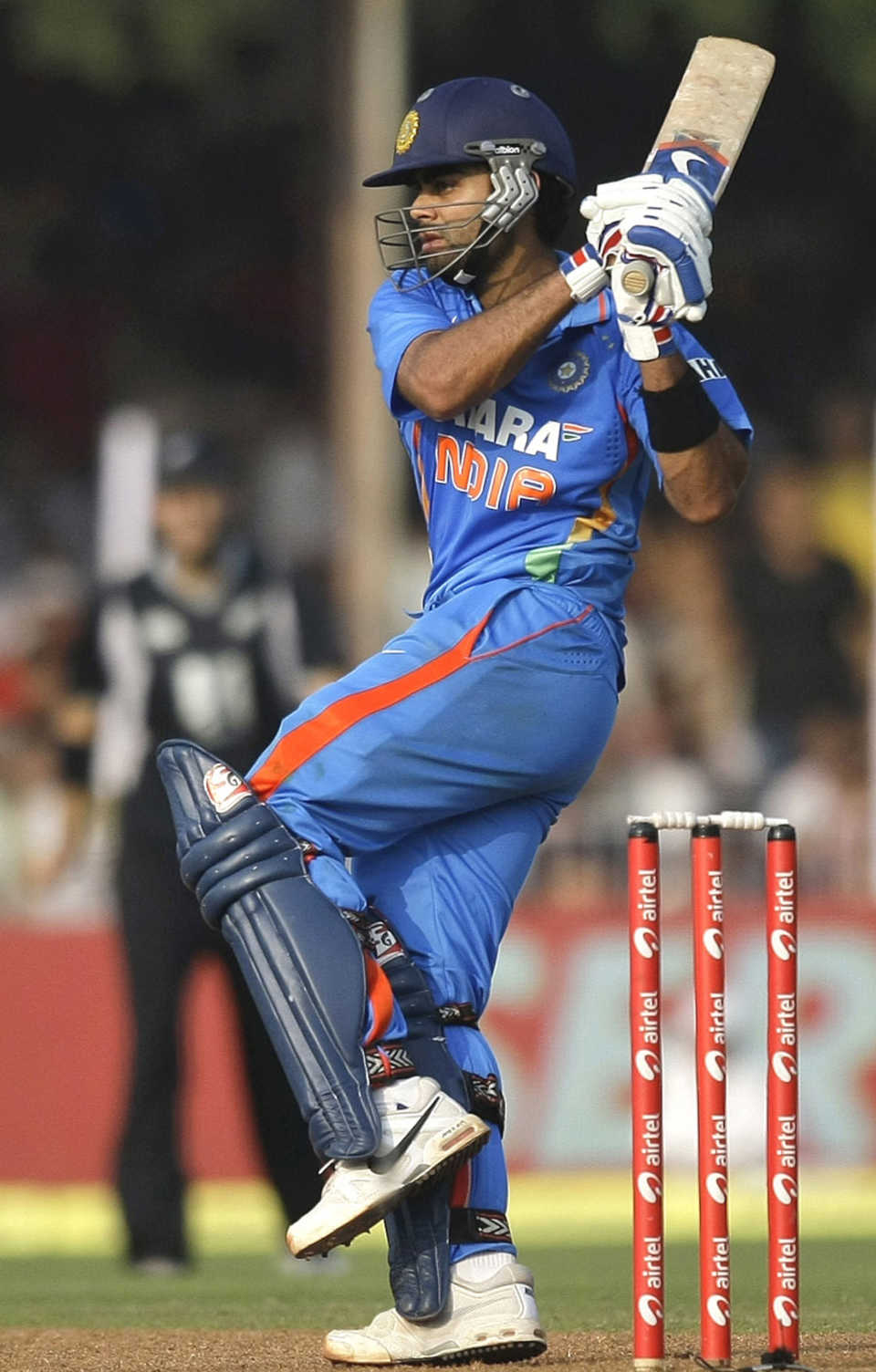 Virat Kohli pulls en route to his fourth consecutive 50-plus score in ODIs, India v New Zealand, 3rd ODI, Vadodara, December 4, 2010