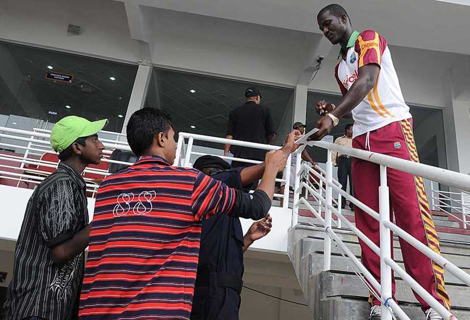 Darren Sammy signs autographs for fans, Sri Lanka v West Indies, 3rd Test, Pallekele, 5th day, December 5, 2010