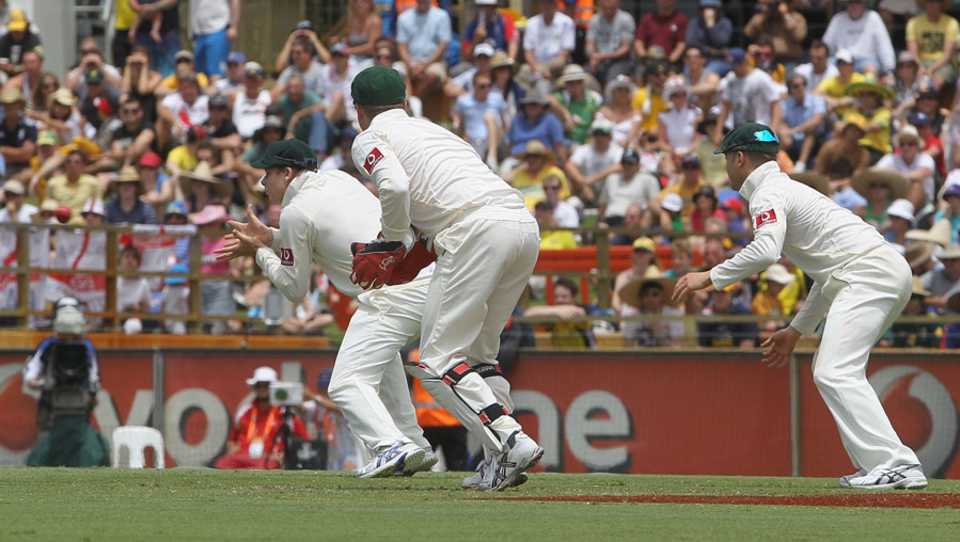 Steven Smith held a catch at slip to get rid of Steven Finn, Australia v England, 3rd Test, Perth, 4th day, December 19, 2010