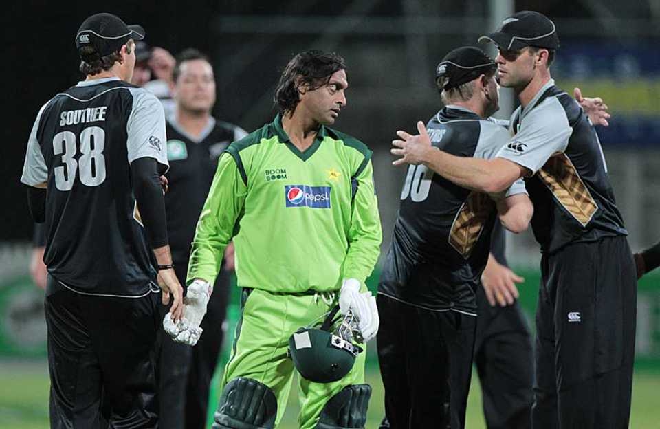 Shoaib Akhtar shakes hands with New Zealand players after the match