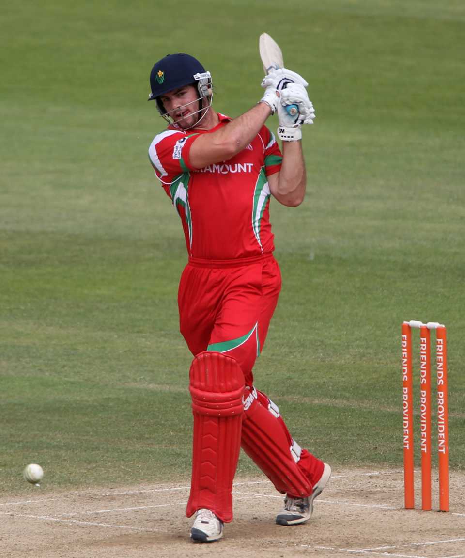 Tom Maynard guided Glamorgan's successful chase with an unbeaten 78