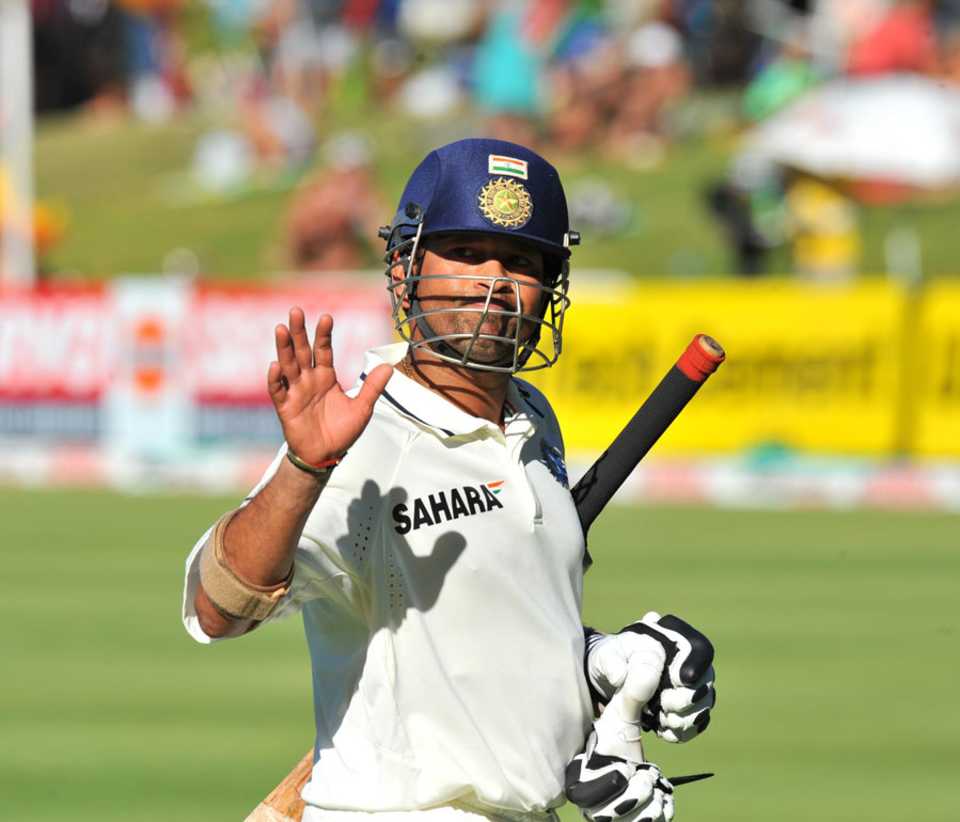 Sachin Tendulkar waves to the crowd after what is likely to be his last Test in South Africa, South Africa v India, 3rd Test, Cape Town, 5th day, January 6, 2011