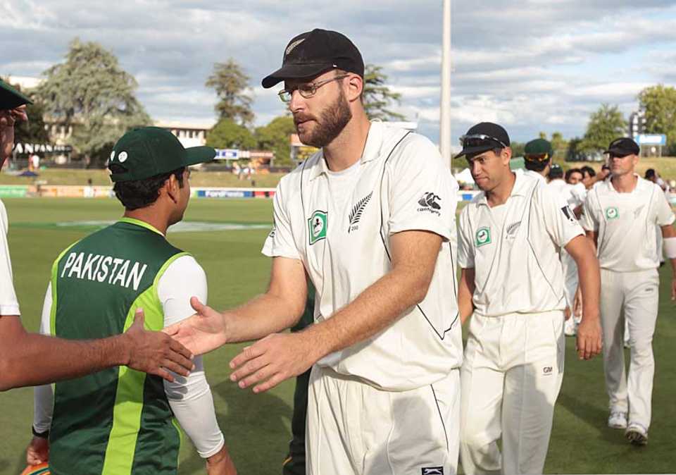 Daniel Vettori congratulates the Pakistan players