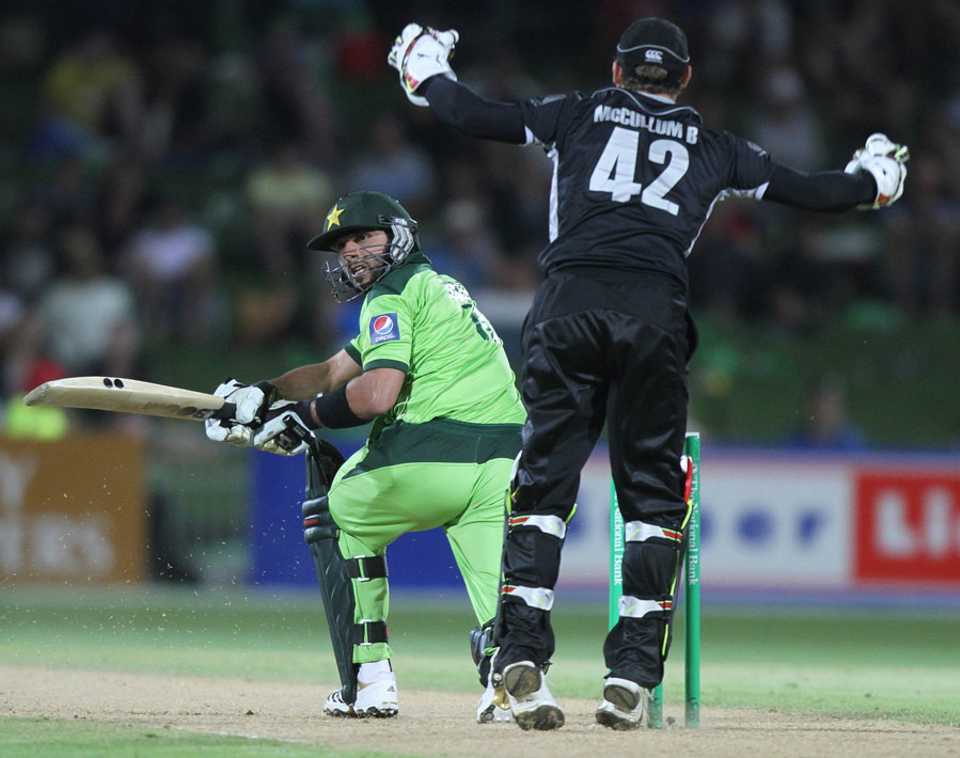 Shahid Afridi was trapped leg-before by Daniel Vettori for 4