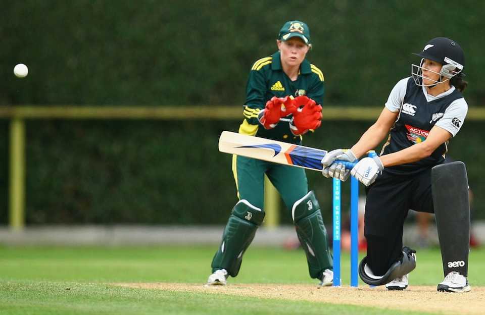 Sara McGlashan plays the reverse sweep, New Zealand v Australia, 3rd Women's Twenty20, Invercargill, February 19, 2011