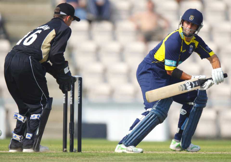 Neil McKenzie's unbeaten 87 helped Hampshire to 274 against Warwickshire, Hampshire v Warwickshire, Clydesdale Bank 40, Rose Bowl, April 24 2011