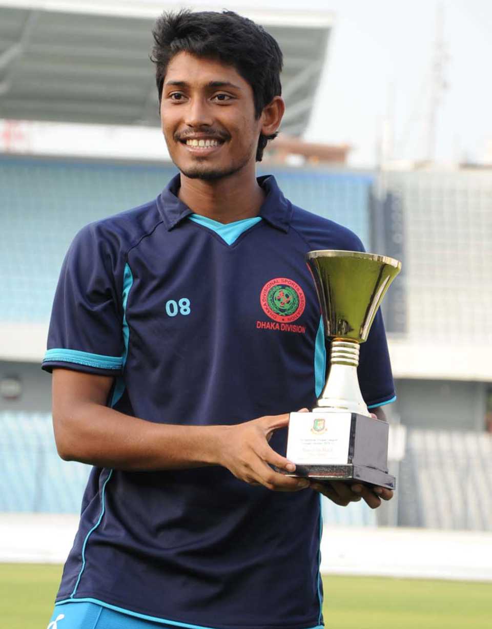 Anamul Haque wins the player of the final award, Rajshahi v Dhaka, National Cricket League final, Mirpur, May 14, 2011 