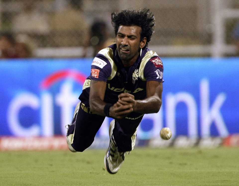 L Balaji unsuccessfully dives to take a catch, Pune Warriors v Kolkata Knight Riders, IPL 2011, Navi Mumbai, May 19, 2011