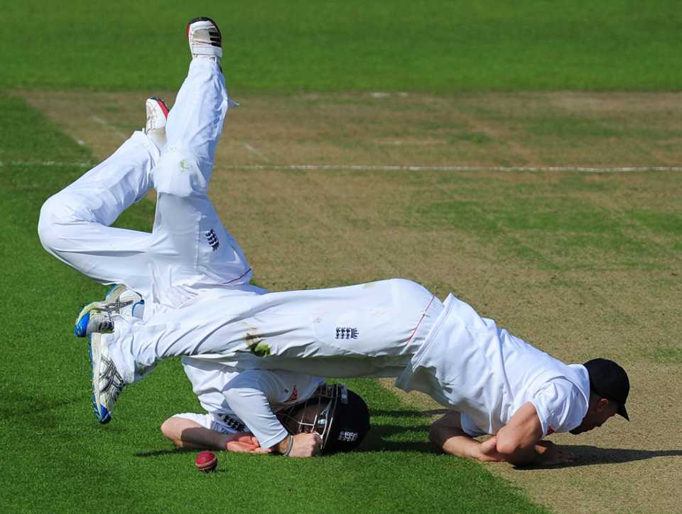 IIan Bell collides with substitute fielder Stewart Walters as they both attempt to take a catch, England v Sri Lanka, 1st Test, Cardiff, 5th day, May 30, 2011