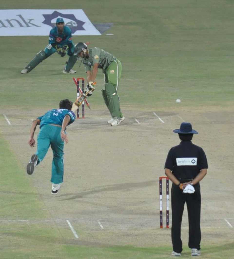 Sohail Tanvir ends Multan's innings by bowling Zulfiqar Babar