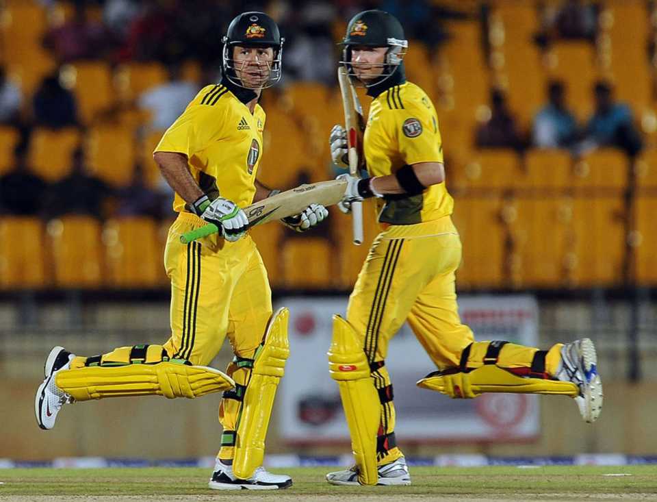 Ricky Ponting and Michael Clarke take a run