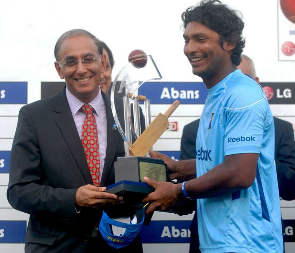 Haroon Lorgat presents Kumar Sangakkara with an award for completing 100 Tests 