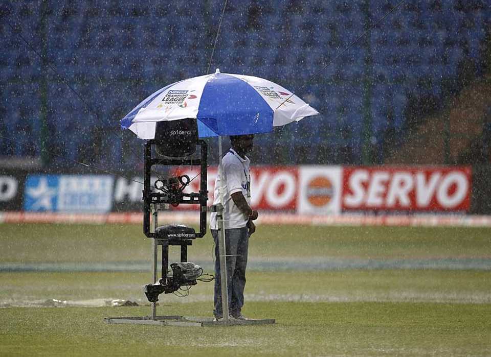 Heavy downpour at the Chinnaswamy Stadium, washing out the first game, Somerset v South Australia, CLT20, October 1, 2011