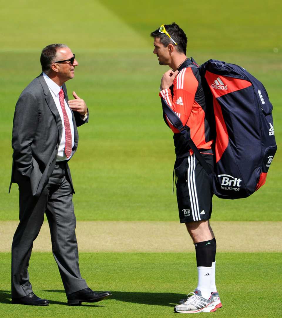 Ian Botham chats with Kevin Pietersen