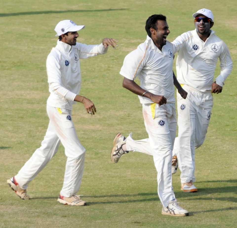 Tamil Nadu celebrate one of Yo Mahesh's wickets