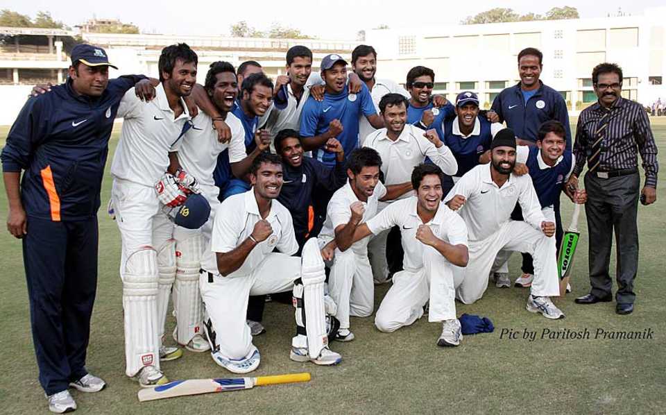 Hyderabad celebrate their qualification to the knockouts