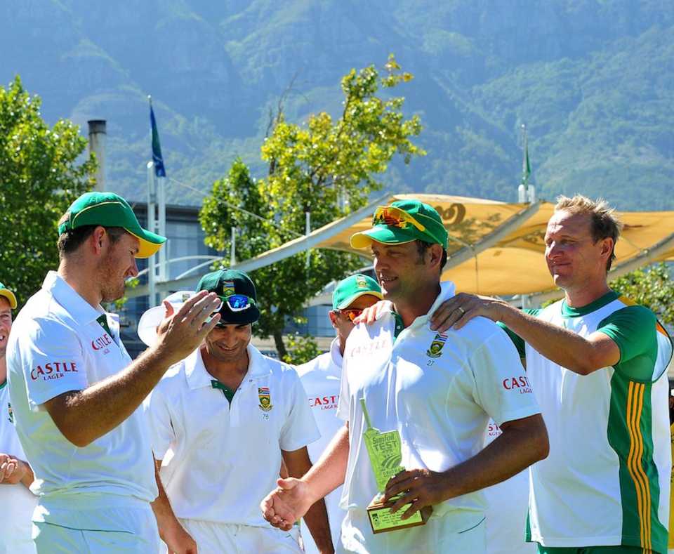 Graeme Smith congratulates the Man of the Match Jacques Kallis, South Africa v Sri Lanka, 3rd Test, Cape Town, January, 6, 2012